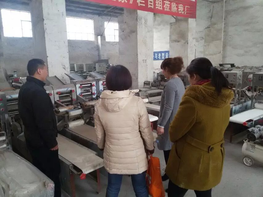 周口客戶和阜陽客戶前來考察燴面機(jī)設(shè)備