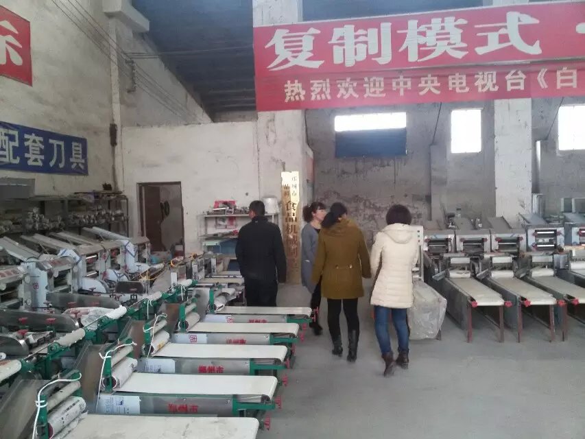 周口客戶和阜陽客戶前來考察燴面機(jī)設(shè)備