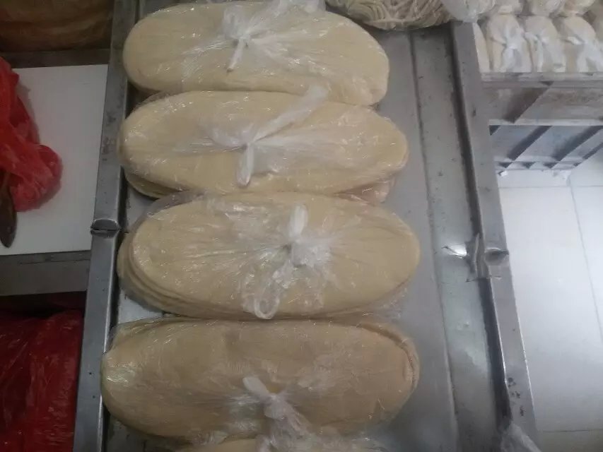 周口客戶和阜陽客戶前來考察燴面機(jī)設(shè)備