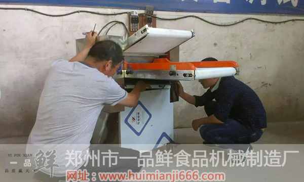 工作人員給山西客戶(hù)講解全自動(dòng)揉壓機(jī)的保養(yǎng)事項(xiàng)