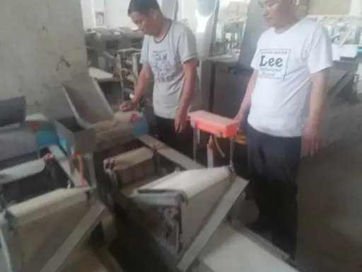 工廠技術(shù)師傅現(xiàn)場調(diào)試趙先生購買的設(shè)備