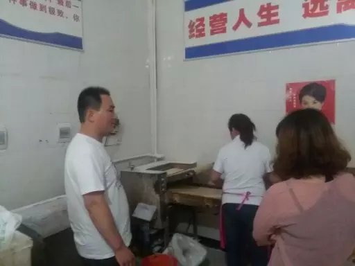 工作人員正在現(xiàn)場生產(chǎn)燴面坯