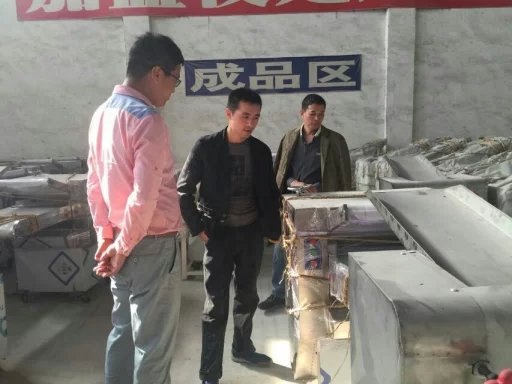 工作人員給客戶介紹適合批發(fā)用的燴面機